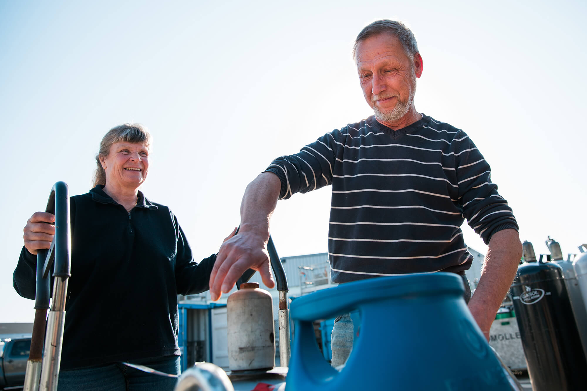 Man och kvinna fyller gasolflaska