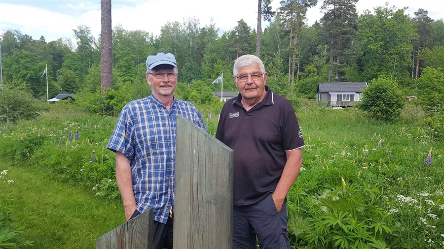 Två män i ett grönskande landskap