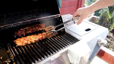 Person grillar