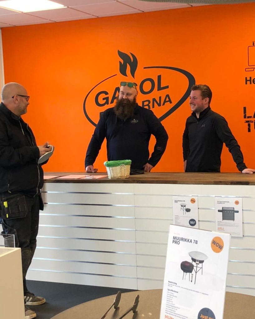 Kund och personal inne i Gasolfyllarnas butik i Göteborg